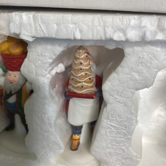 Department 56 "EARLY RISING ELVES" 4pc Christmas Village Accessory w/ Box #56369 - Picture 5 of 5